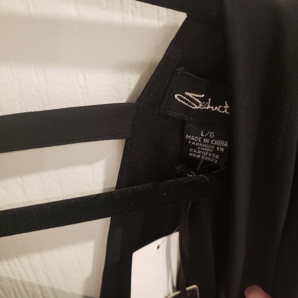 Short low-back black dress - Picture 2 of 3